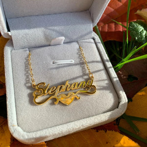 Collier Prénom Personnalisé avec Cœur & Couronne – Acier Inoxydable Plaqué Or