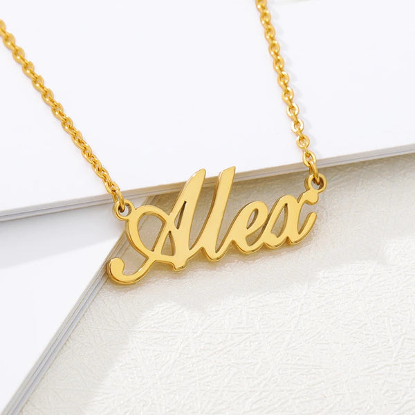 Collier Prénom Personnalisé avec Cœur & Couronne – Acier Inoxydable Plaqué Or